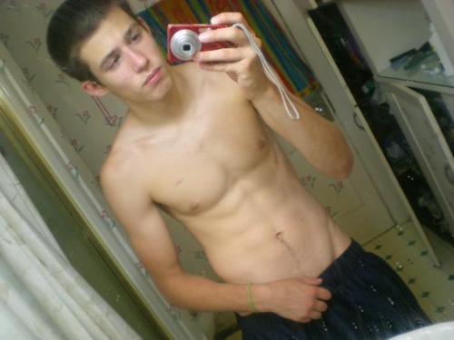 วัยรุ่นฝรั่งกล้ามแน่นๆ