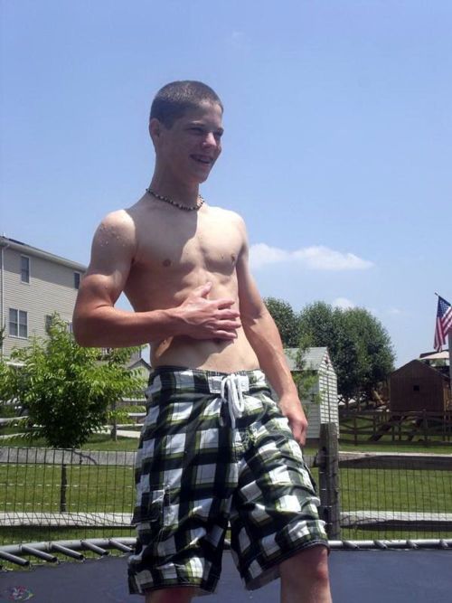 วัยรุ่นฝรั่งกล้ามแน่นๆ