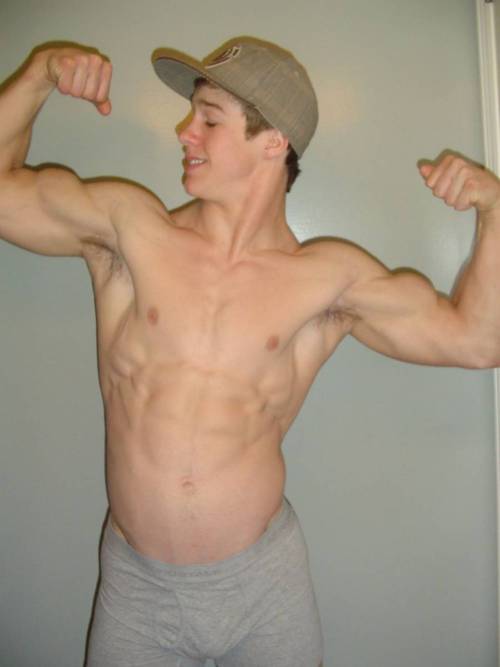 วัยรุ่นฝรั่งกล้ามแน่นๆ