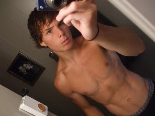 วัยรุ่นฝรั่งกล้ามแน่นๆ