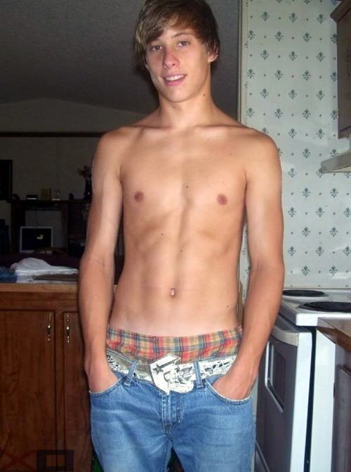 วัยรุ่นฝรั่งกล้ามแน่นๆ