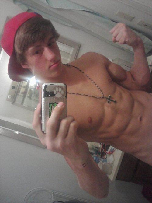 วัยรุ่นฝรั่งกล้ามแน่นๆ