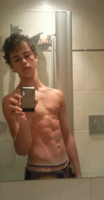 วัยรุ่นฝรั่งกล้ามแน่นๆ