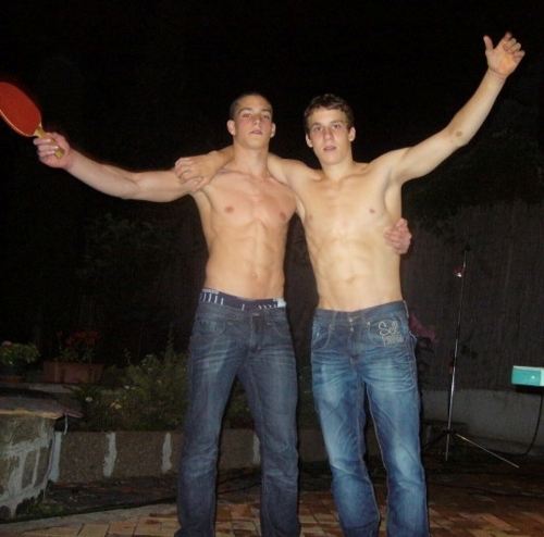 วัยรุ่นฝรั่งกล้ามแน่นๆ