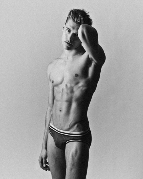 วัยรุ่นฝรั่งกล้ามแน่นๆ