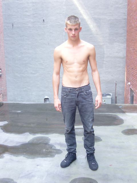 วัยรุ่นฝรั่งกล้ามแน่นๆ