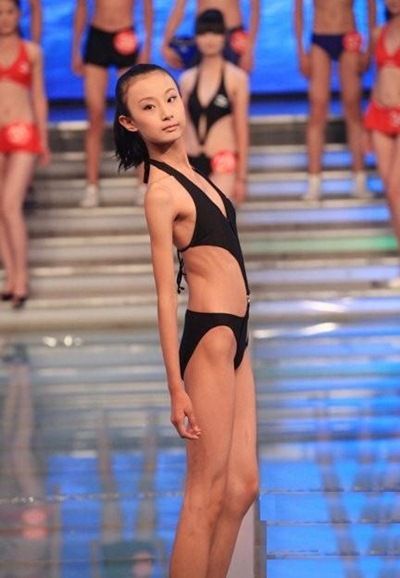 เร็วไปไหม! เด็กสาวจีน 12 ขวบ โผล่เวทีประกวดนางแบบ