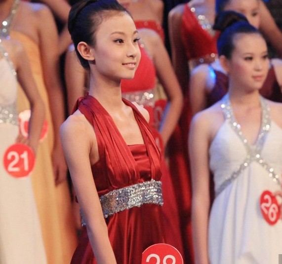 เร็วไปไหม! เด็กสาวจีน 12 ขวบ โผล่เวทีประกวดนางแบบ