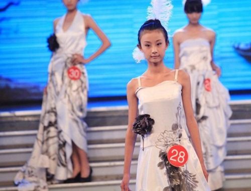 เร็วไปไหม! เด็กสาวจีน 12 ขวบ โผล่เวทีประกวดนางแบบ