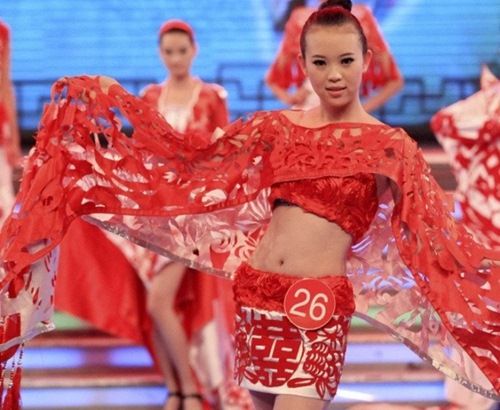 เร็วไปไหม! เด็กสาวจีน 12 ขวบ โผล่เวทีประกวดนางแบบ