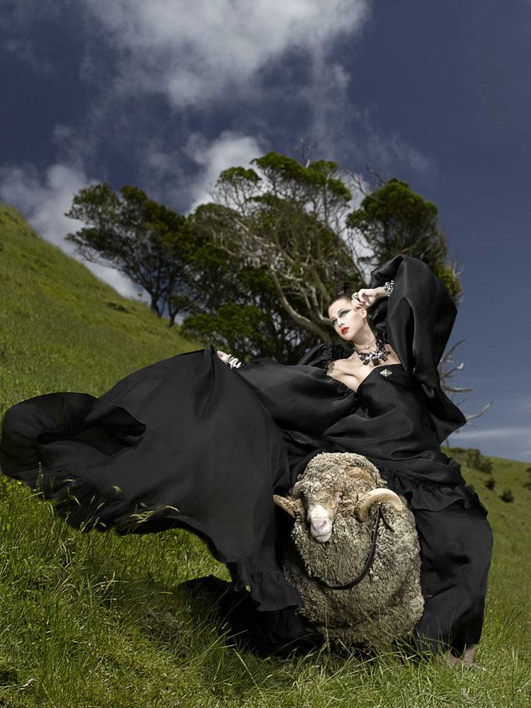ไฮแฟชั่น เด็กเลี้ยงแกะ ในทุ่งหญ้า ของนิวซีแลนด์