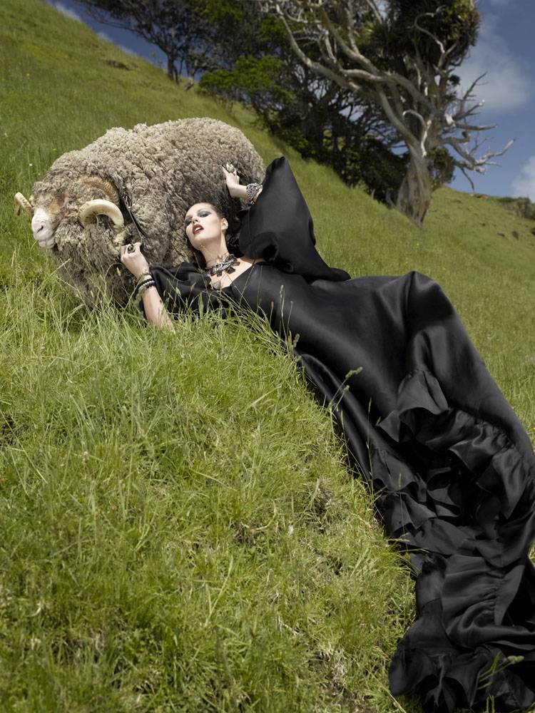 ไฮแฟชั่น เด็กเลี้ยงแกะ ในทุ่งหญ้า ของนิวซีแลนด์