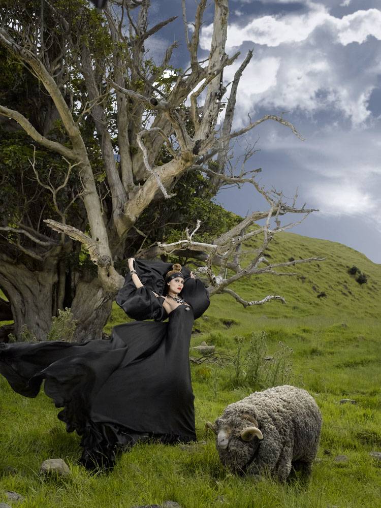 ไฮแฟชั่น เด็กเลี้ยงแกะ ในทุ่งหญ้า ของนิวซีแลนด์