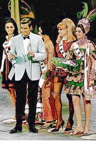 ปี1968 กับชุดไทยจักรี(ด้านขวาพิธีกร)