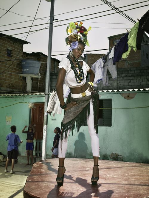 ไฮแฟชั่น คาร์เม็น มิรันดา ในชุมชนแออัดของ บราซิล