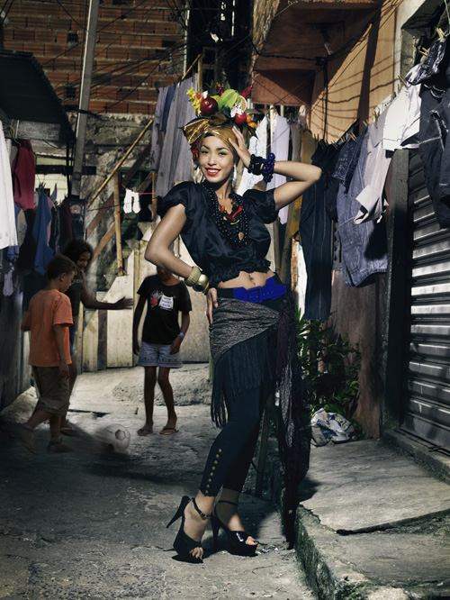 ไฮแฟชั่น คาร์เม็น มิรันดา ในชุมชนแออัดของ บราซิล