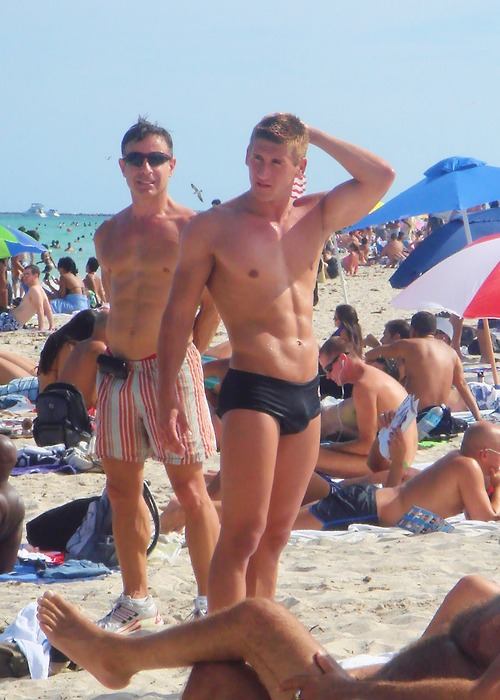 นักกีฬาอาหารชูกำลัง