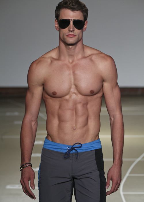 นักกีฬาอาหารชูกำลัง