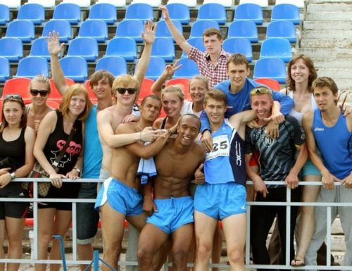 นักกีฬาอาหารชูกำลัง