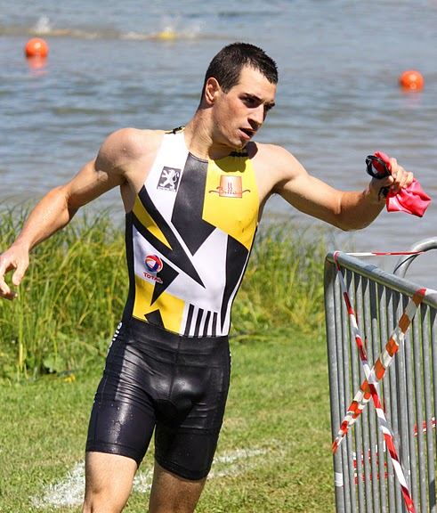 นักกีฬาอาหารชูกำลัง