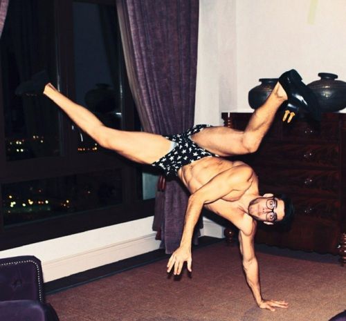 นักกีฬาอาหารชูกำลัง