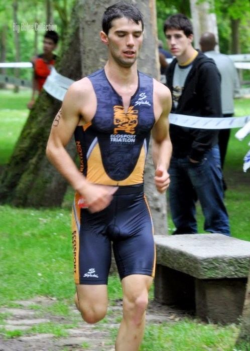 นักกีฬาอาหารชูกำลัง