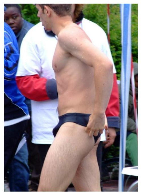 นักกีฬาอาหารชูกำลัง