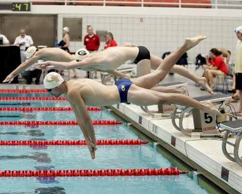 นักกีฬาอาหารชูกำลัง