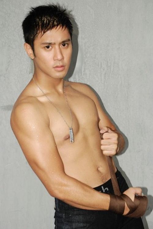 Rocco Nacino @ manila bulletin newspaper