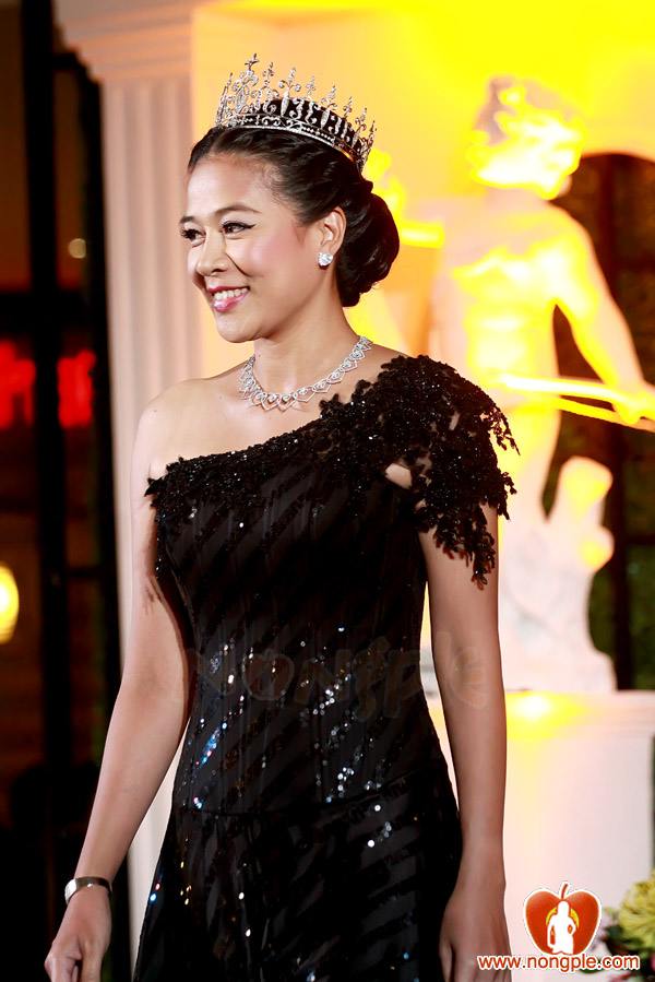 รวมนางงามในงาน The Mall Grand de Gems and Gold 2011