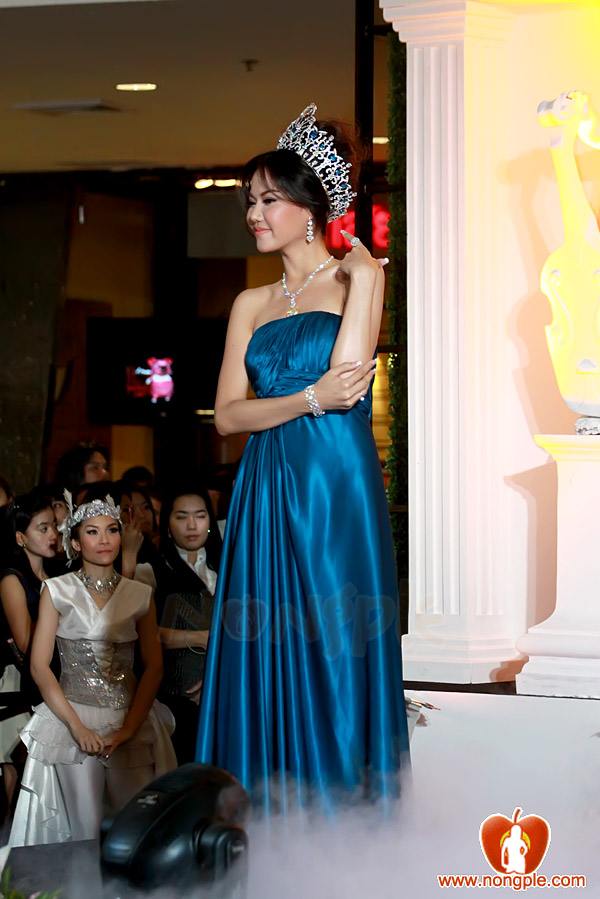 รวมนางงามในงาน The Mall Grand de Gems and Gold 2011