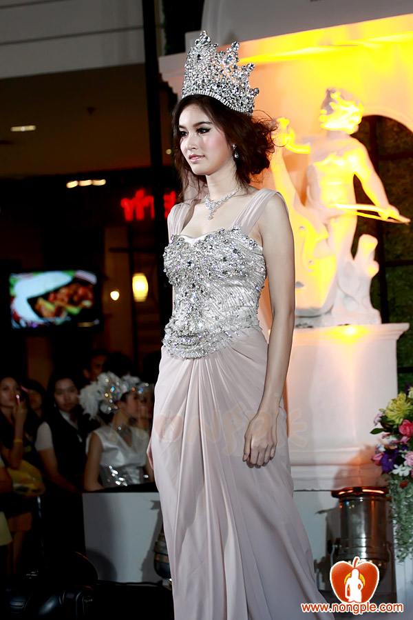 รวมนางงามในงาน The Mall Grand de Gems and Gold 2011