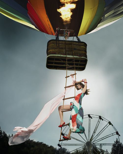 ไฮแฟชั่น ปีนบันไดขึ้นบอลลูน
