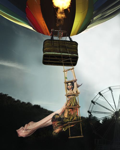 ไฮแฟชั่น ปีนบันไดขึ้นบอลลูน