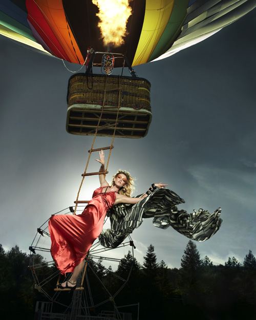 ไฮแฟชั่น ปีนบันไดขึ้นบอลลูน