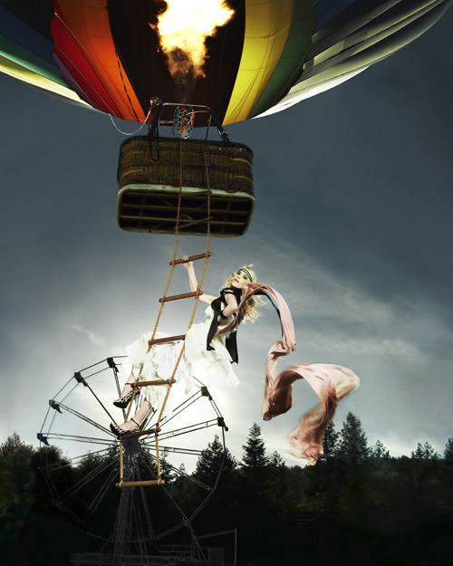 ไฮแฟชั่น ปีนบันไดขึ้นบอลลูน