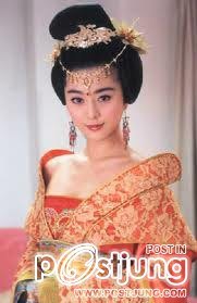 "ความงามที่ทำให้แม้แต่มวลหมู่ดอกไม้ยังต้องละอาย" (a face that would make all flowers feel shameful)