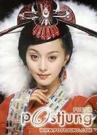 "ความงามที่ทำให้แม้แต่มวลหมู่ดอกไม้ยังต้องละอาย" (a face that would make all flowers feel shameful)