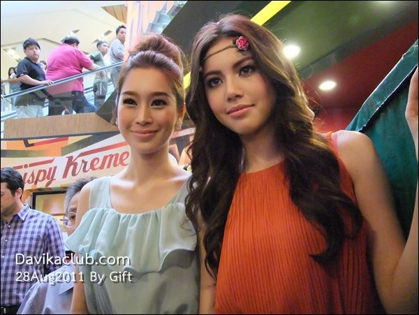 ใหม่ ดาวิกา ใบเฟิร์น ฉัตร มิว  ในงาน krispy kreme @ central ลาดพร้าว