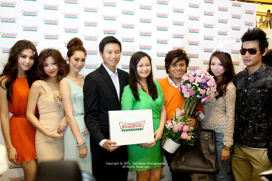 ใหม่ ดาวิกา ใบเฟิร์น ฉัตร มิว  ในงาน krispy kreme @ central ลาดพร้าว