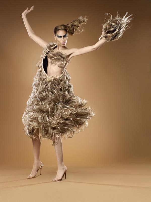 ไฮแฟชั่น ชุด ที่ทำมาจาก วิกผมปลอมขนาดใหญ่