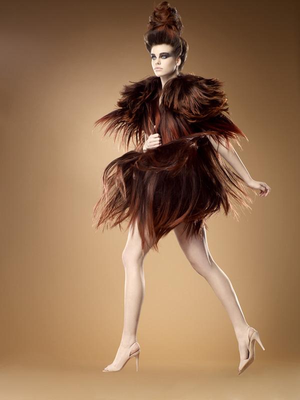 ไฮแฟชั่น ชุด ที่ทำมาจาก วิกผมปลอมขนาดใหญ่