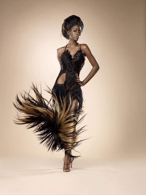 ไฮแฟชั่น ชุด ที่ทำมาจาก วิกผมปลอมขนาดใหญ่