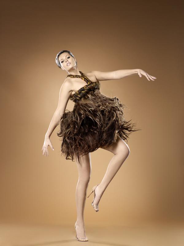 ไฮแฟชั่น ชุด ที่ทำมาจาก วิกผมปลอมขนาดใหญ่