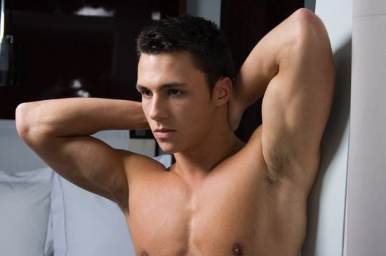 วงแขนชายหนุ่ม