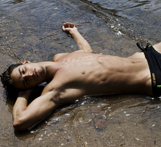 วงแขนชายหนุ่ม