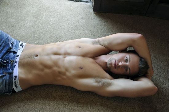 วงแขนชายหนุ่ม