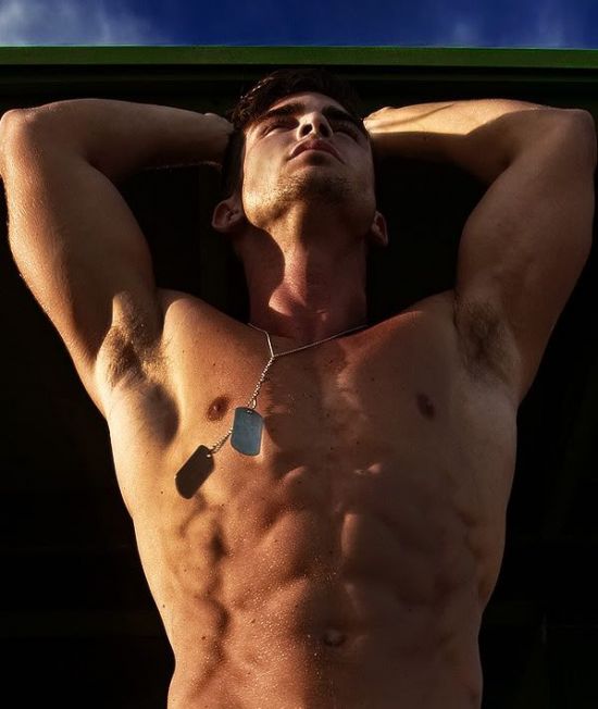 วงแขนชายหนุ่ม