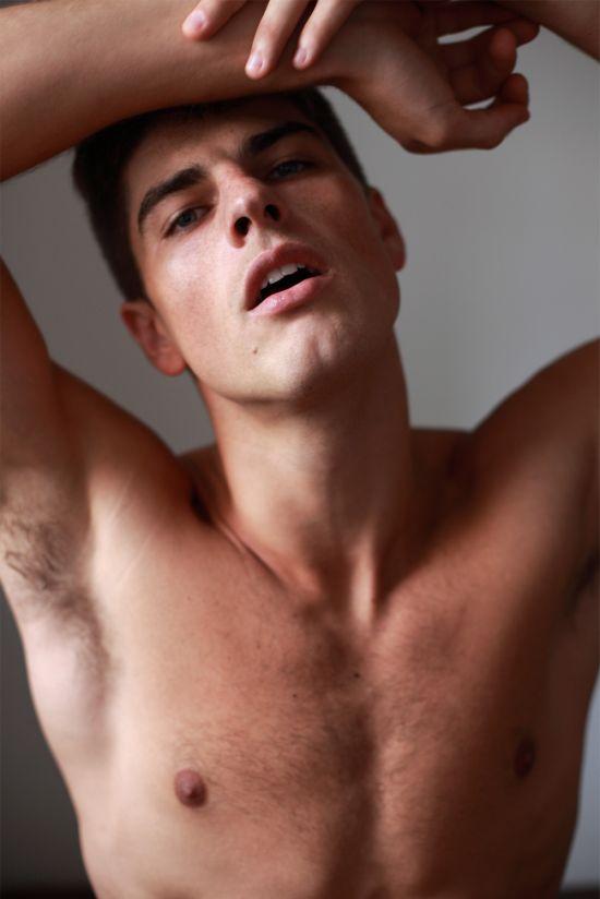 วงแขนชายหนุ่ม