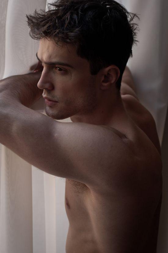 วงแขนชายหนุ่ม